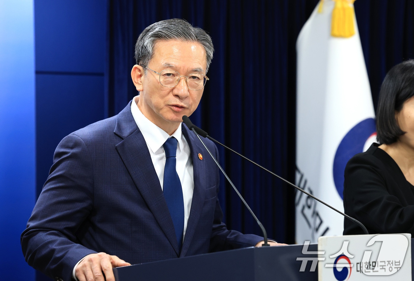 정성호 법무부 장관이 18일 서울 종로구 정부서울청사에서 론스타 ISDS 취소 신청 결과 관련 긴급 브리핑을 하고 있다. 2025.11.18/뉴스1 ⓒ News1 임세영 기자