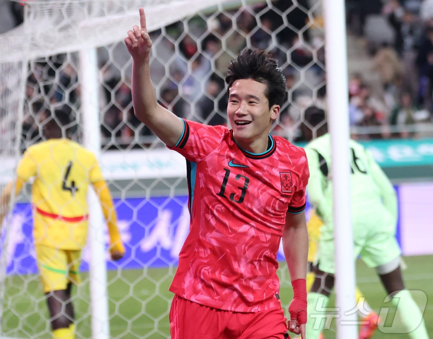 18일 오후 서울 마포구 서울월드컵경기장에서 열린 ‘하나은행 초청 국가대표팀 친선경기’ 대한민국과 가나와의 경기에서 후반 이태석이 헤더 선제골을 넣고 세리머니하고 있다. 2025.11.18/뉴스1 ⓒ News1 박지혜 기자