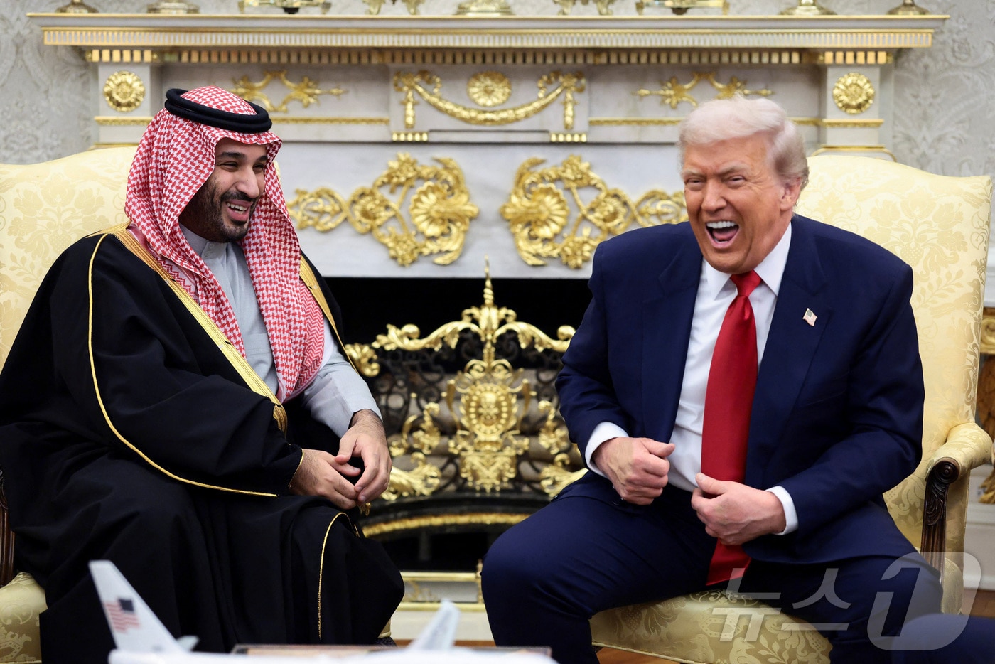 도널드 트럼프 미국 대통령이 18일&#40;현지시간&#41; 워싱턴DC 백악관에서 사우디아라비아의 무함마드 빈 살만 왕세자 겸 총리를 맞이하고 있다. 2025.11.18. ⓒ 로이터=뉴스1 ⓒ News1 류정민 특파원