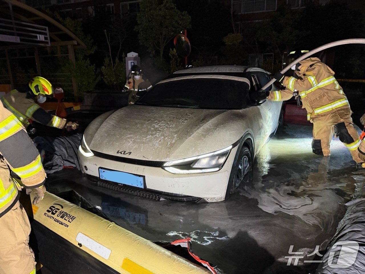  소방당국이 19일 새벽 전기차에 발생한 화재를 끄고 있다.(제주소방본부 제공. 재판매 및 DB 금지)/뉴스1