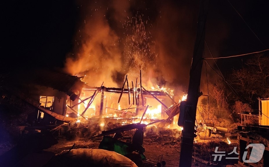 18일 오후 9시 9분쯤 경북 성주군 수륜면 한 단독주택에서 불이나 소방 당국이 진화 중이다.(경북소방본부 제공. 재판매 및 DB 금지)2025.11.19/뉴스1