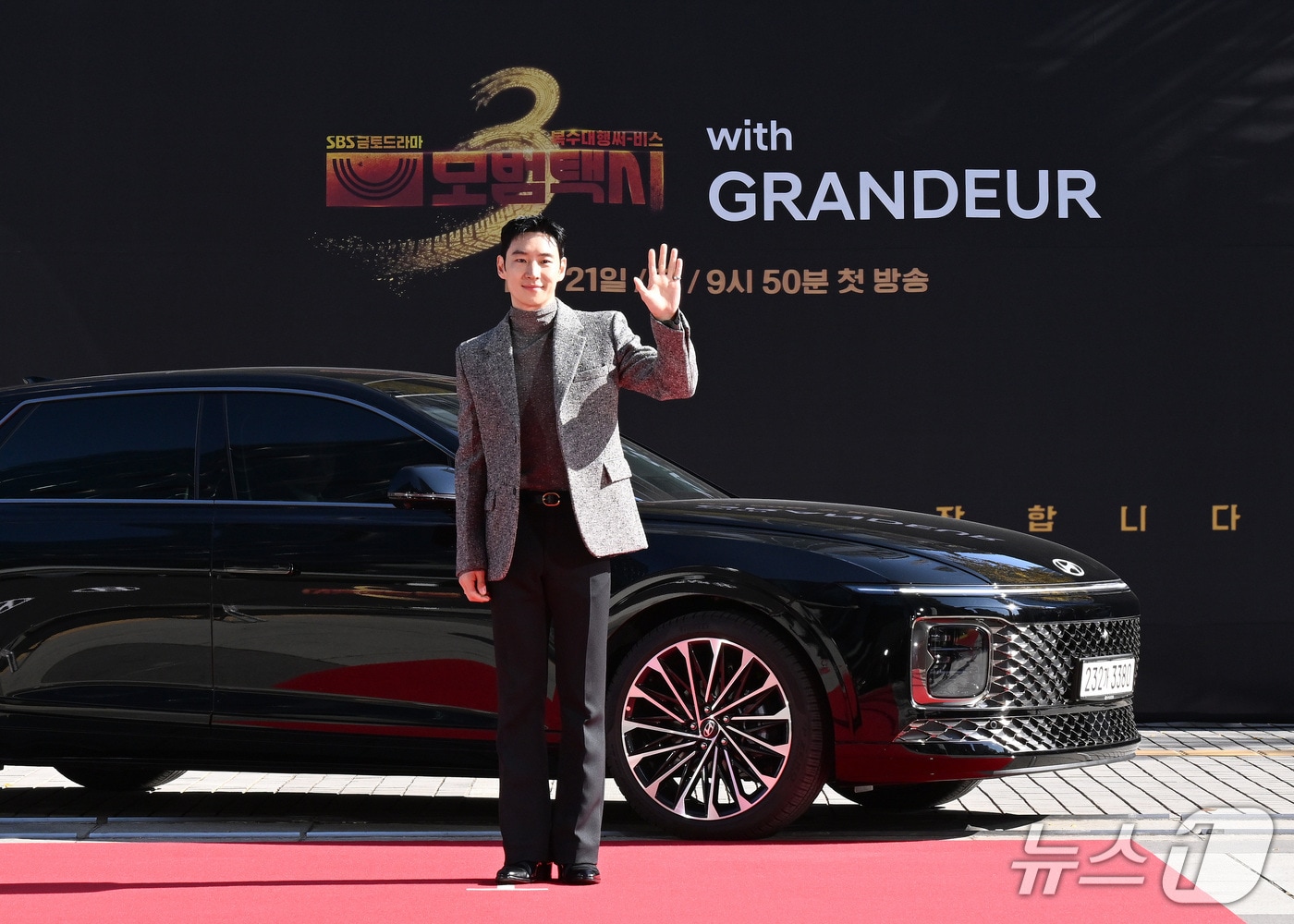 18일 서울 목동 소재 SBS 사옥에서 열린 드라마 '모범택시3' 제작 발표회에서 주인공 김도기(이재훈 분)가 현대자동차 '그랜저'와 함께 사진을 촬영한 모습. 그랜저는 오는 21일부터 방영되는 모범택시3에서 택시회사 무지개운수의 작전 차량으로 등장한다(현대차 제공). 2025.11.18.