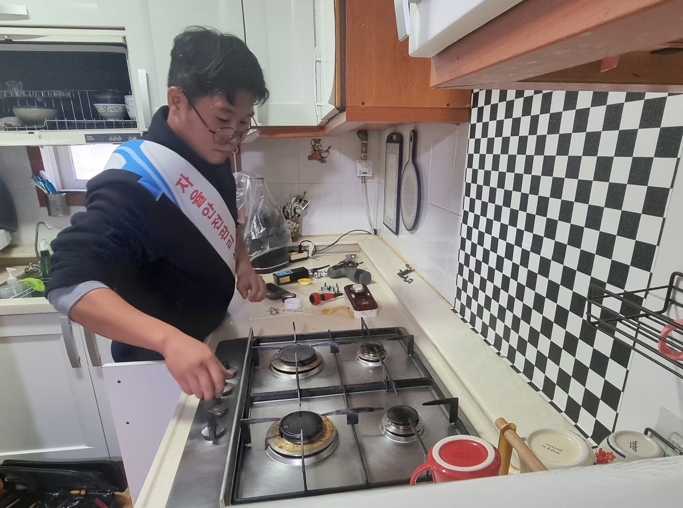 삼천리가 취약계층에 가스타이머콕을 설치하고 있다(삼천리 제공). ⓒ 뉴스1