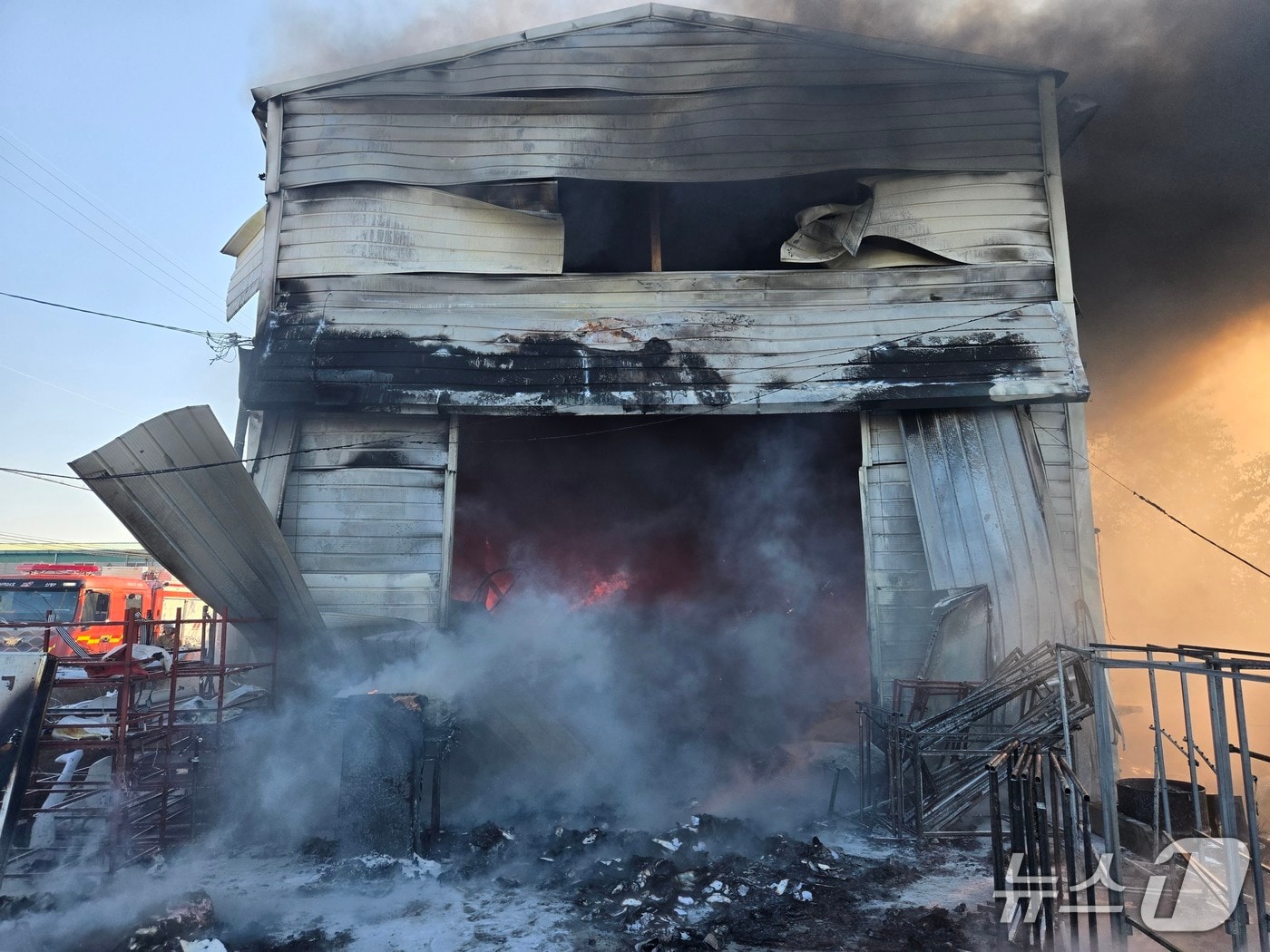 19일 오전 부산 강서구 소재 한 의류창고에서 불이 났다. (소방 제공. 재판매 및 DB금지)