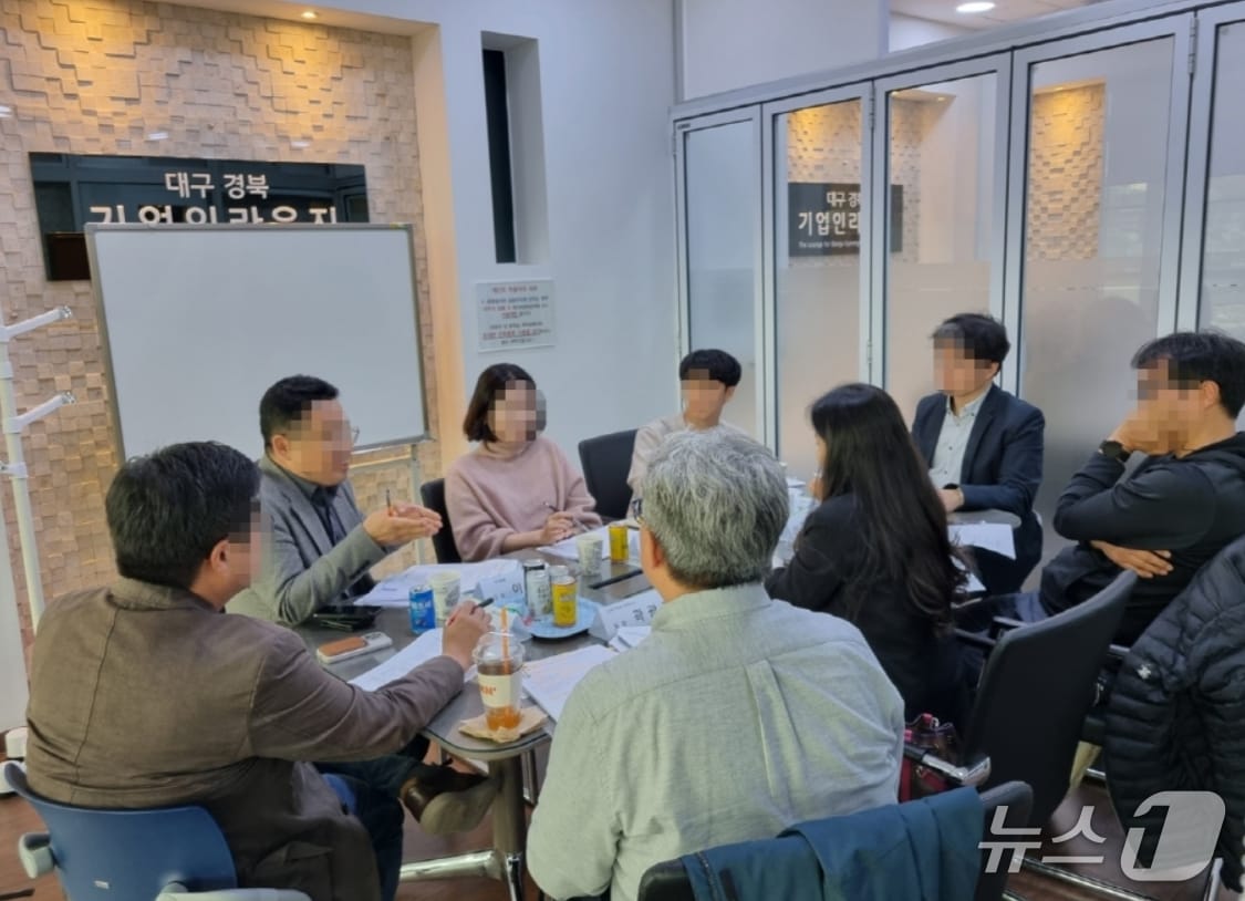 대구상공회의소가 운영하는 '서울역 대구경북기업인라운지' 연간 이용객이 처음으로 1만7000명에 달할 것으로 전망됐다. 사진은 기업인라운지를 방문한 기업 관계자들의 회의 모습.(대구상의 제공, 재판매 및 DB 금지)