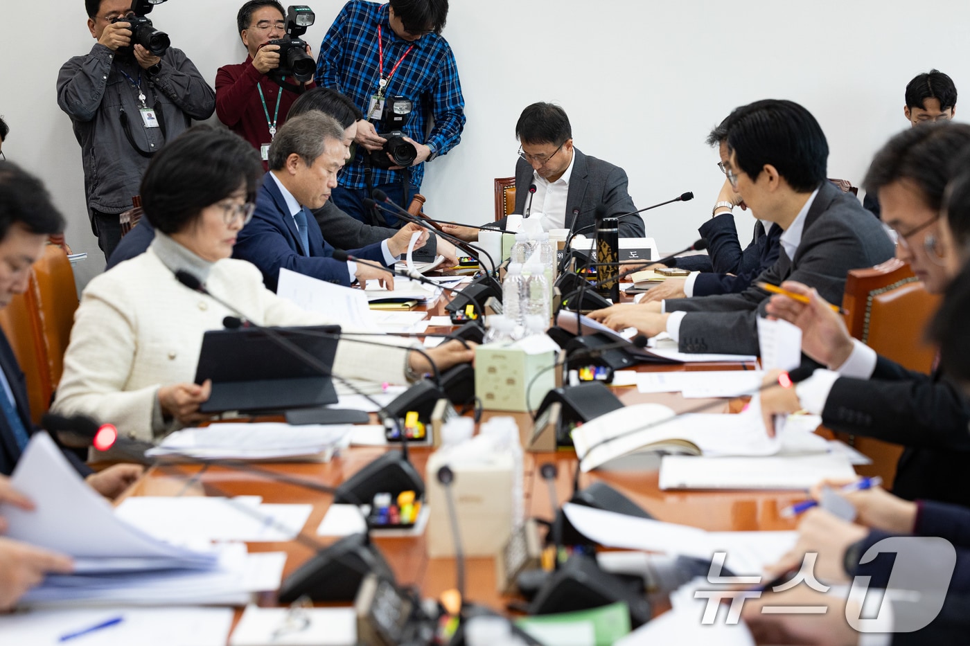 한병도 국회 예산결산특별위원장이 19일 서울 여의도 국회에서 열린 제429회 국회(정기회) 제3차 예산안등조정소위원회에서 의사봉을 두드리고 있다. 2025.11.19/뉴스1 ⓒ News1 유승관 기자