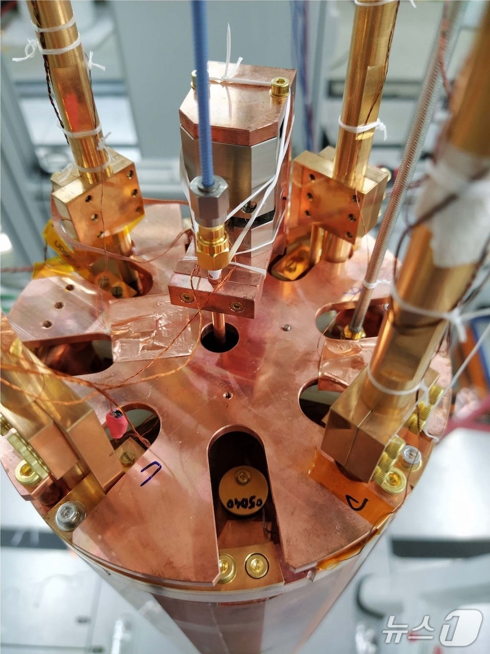 주파수 튜닝 구조를 포함한 다중 셀 공진기의 실물 사진(IBS 제공) /뉴스1