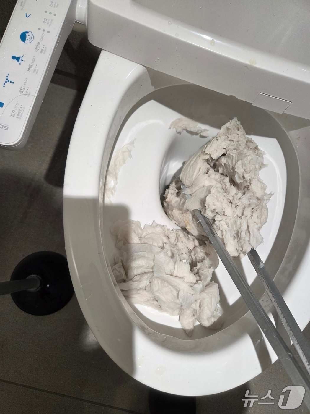 막힌 변기 사진.&#40;독자 제공. 재배포 및 DB금지&#41;2025.11.19/뉴스1