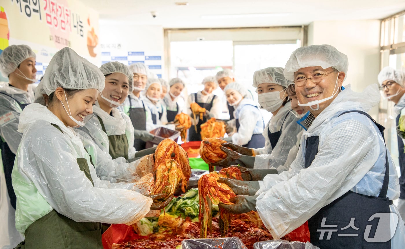 진에어·에어부산·에어서울 임직원들이 18일 서울 강서 등촌9동종합사회복지관에서 3사 합동 김장 봉사에 참여하는 모습(진에어 제공). 2025.11.18.