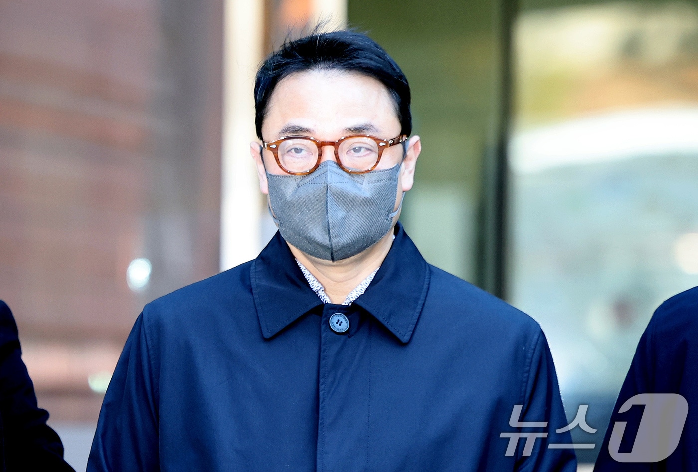 김건희 여사의 오빠 김진우씨가 19일 서울 서울 서초구 서울중앙지법에서 열린 구속 전 피의자 심문&#40;영장실질심사&#41;을 마친 뒤 법원을 빠져나가고 있다. 2025.11.19/뉴스1 ⓒ News1 이호윤 기자