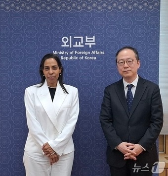 권기환 글로벌다자외교조정관은 18일 심해저 개발 관련 국내 부서·기관과의 협의를 위해 방한한 레티시아 카르발류 국제해저기구(ISA) 사무총장을 면담했다. 2025.11.19. (외교부 제공) 