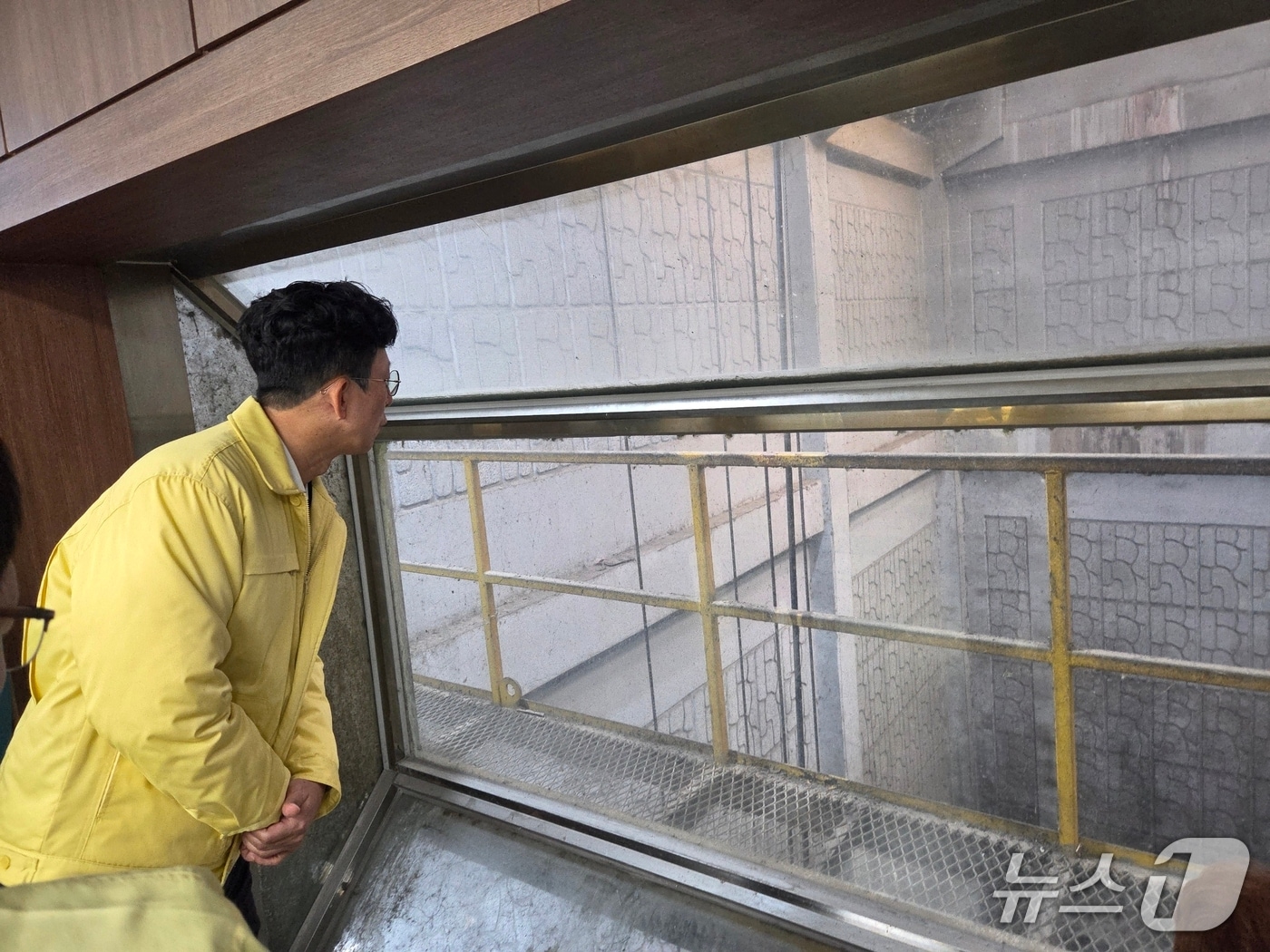 19일 충북 옥천 자원순환센터를 점검하는 송호석 금강유역환경청장&#40;금강청 제공&#41; /뉴스1