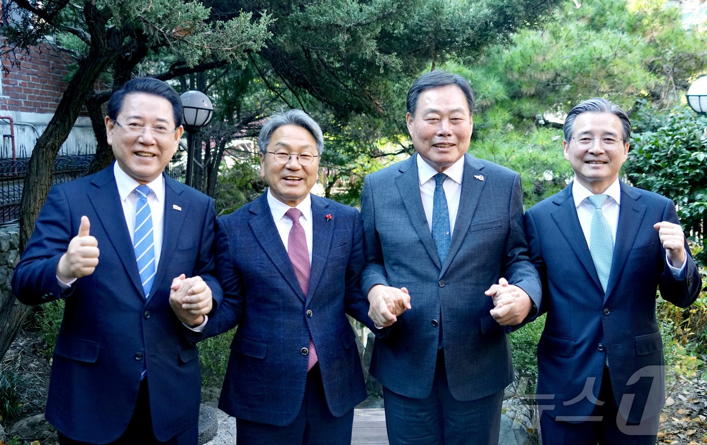 지난 11월19일 대통령실에서 광주 민간.군공항 통합 이전과 관련된 논의를 진행하고 있다.(전남도 제공. 재판매 및 DB금지) 2025.11.19/뉴스1