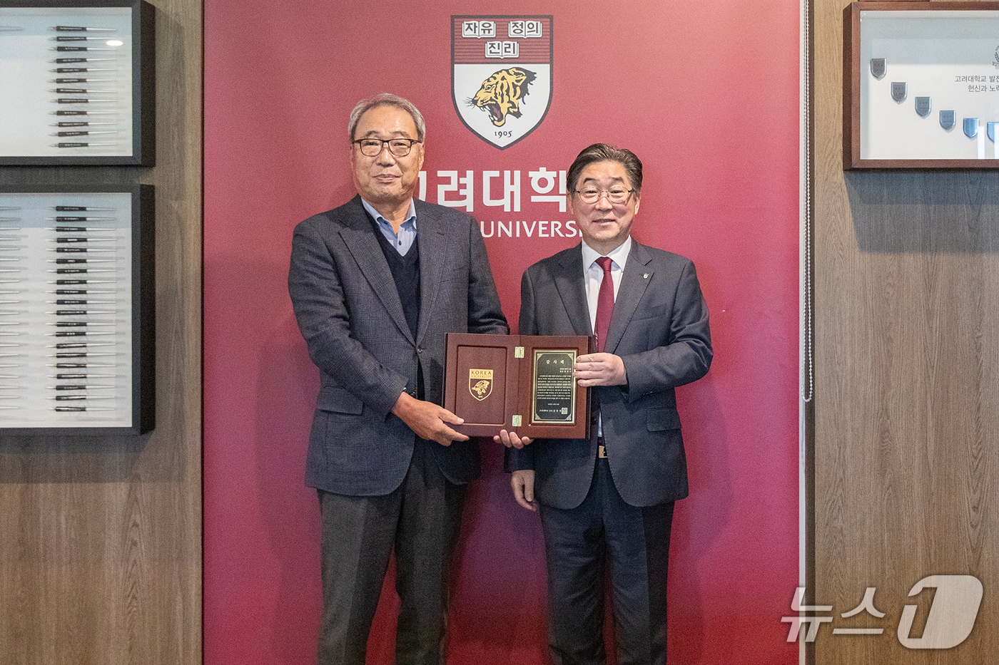㈜PSK 홀딩스 박경수 회장(왼쪽)과 고려대 김동원 총장.(고려대 제공)
