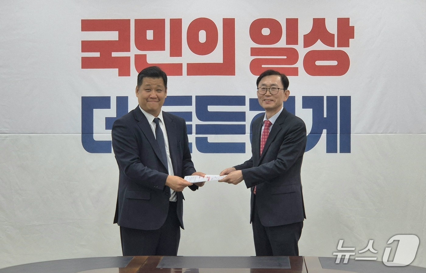 권오상 전 대구시 환경수자원국장(오른쪽)이 18일 국민의힘 대구시당에서 홍창훈 대구시당 사무처장에게 입당 서류를 전달하고 있다. (권오상 전 대구시 환경수자원국장 측 제공. 재판매 및 DB 금지) 2025.11.18/뉴스1