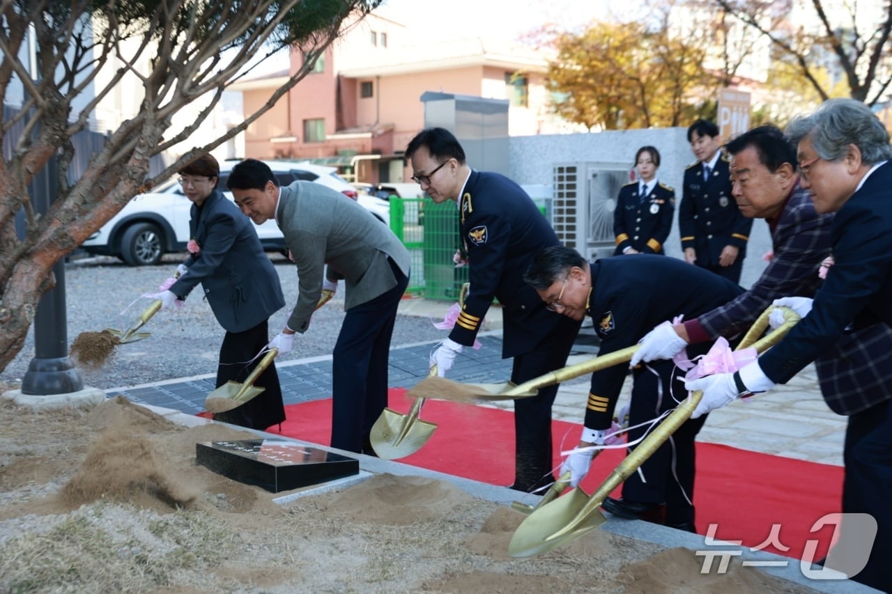 대구 달성경찰서 신청사 준공식에서 관계자들이 기념식수 행사를 가졌다.&#40;대구경찰청 제공. 재판매 및 DB금지&#41;