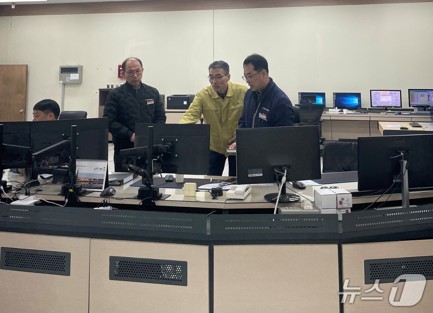 박승호 한강청 환경관리과장(노란색 상의)이 19일 판교 환경에너지시설에서 사업장 관리 현황을 청취하고 있다.(한강청 제공)