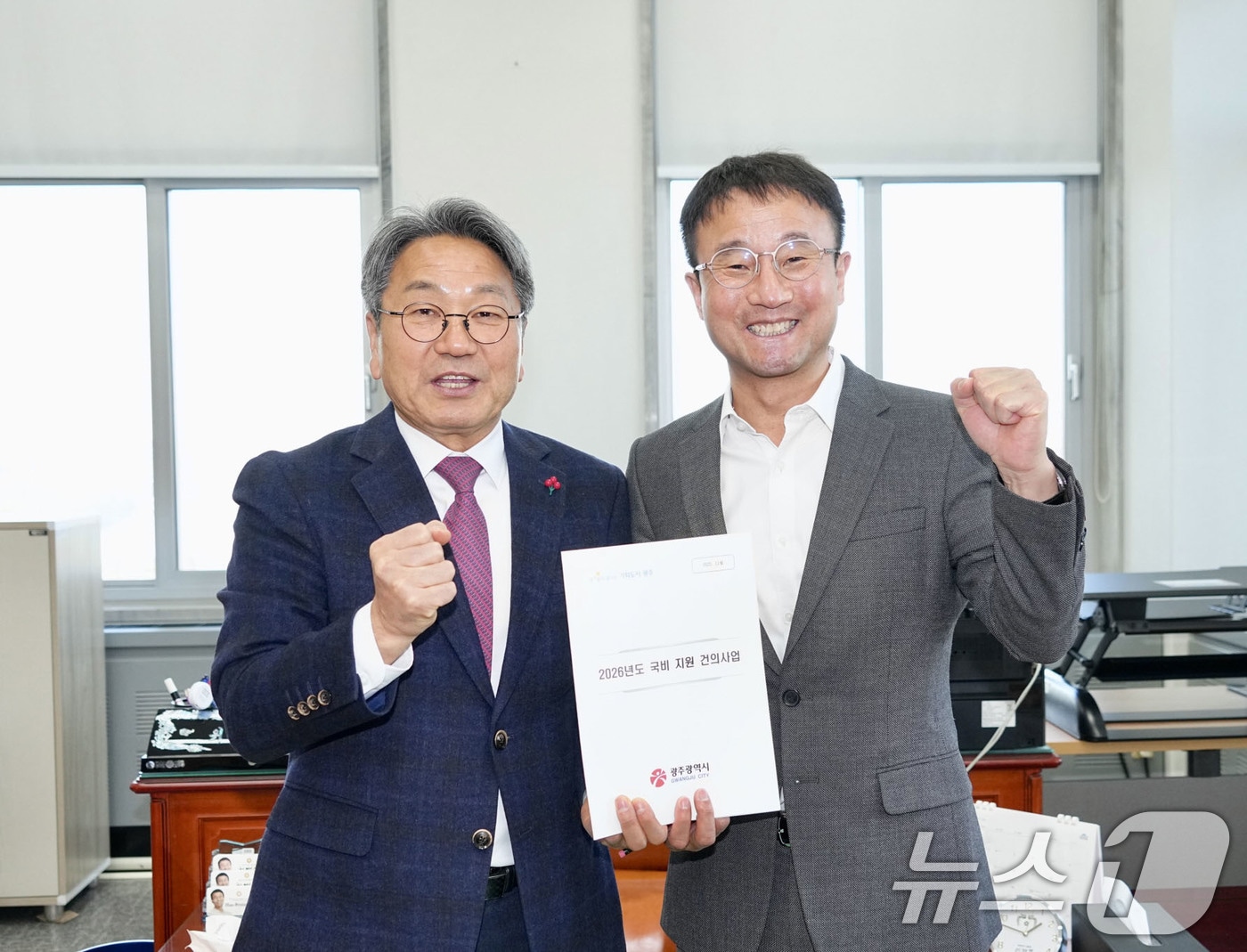 강기정 광주시장이 19일 국회를 방문해 한병도 예산결산위원장에게 &#39;2026년도 광주시 핵심 국비 사업&#39;의 필요성을 설명하고 내년도 예산에 추가 반영될 수 있도록 요청하고 있다.&#40;광주시 제공. 재판매 및 DB 금지&#41; 2025.11.19/뉴스1 ⓒ News1 박준배 기자
