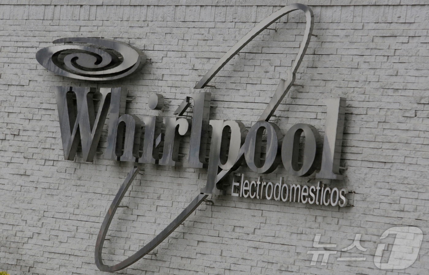 멕시코의 한 월풀 공장 벽의 월풀 로고 <자료사진>ⓒ 로이터=뉴스1