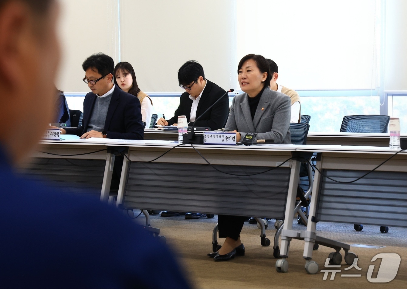 농림축산식품부는 19일 정부세종청사 대회의실에서 ‘영농형 태양광 토론회’를 개최했다. (농식품부 제공) /2025.11.19/