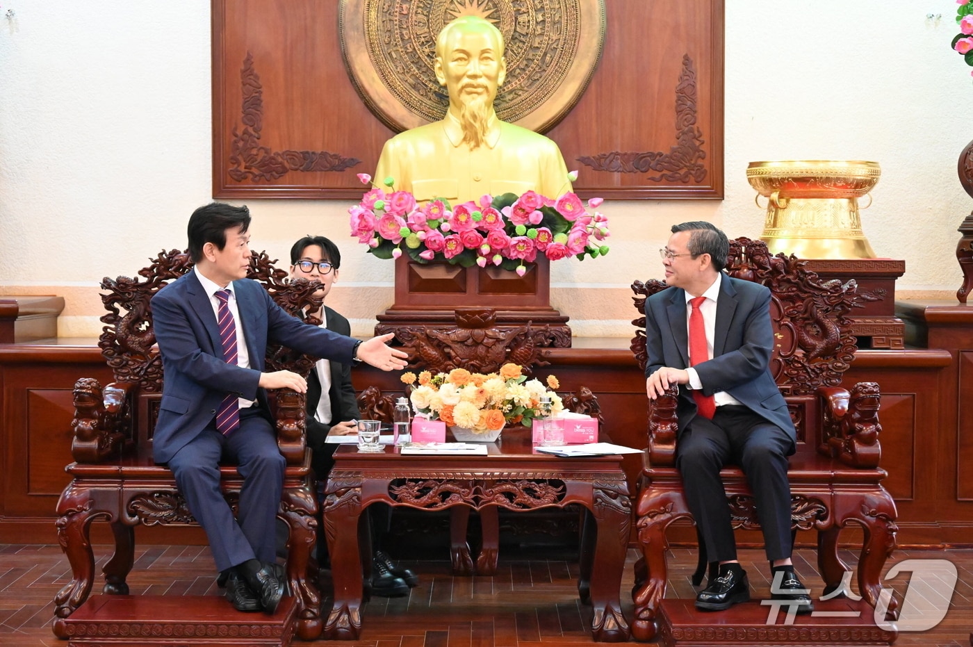조규일 진주시장(왼쪽)이 19일 쯔엉칸뚜옌 베트남 껀터시장(오른쪽)을 만나 문화·예술·스포츠 교류 협력에 대해 논의하고 있다(진주시 제공. 재판매 및 DB금지).