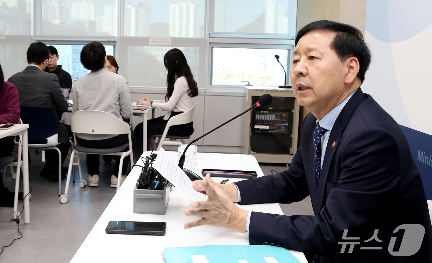 구윤철 부총리 겸 기획재정부 장관이 19일 세종시 정부세종청사에서 열린 출입기자단 감담회에서 취재진의 질문에 답하고 있다. 2025.11.19/뉴스1