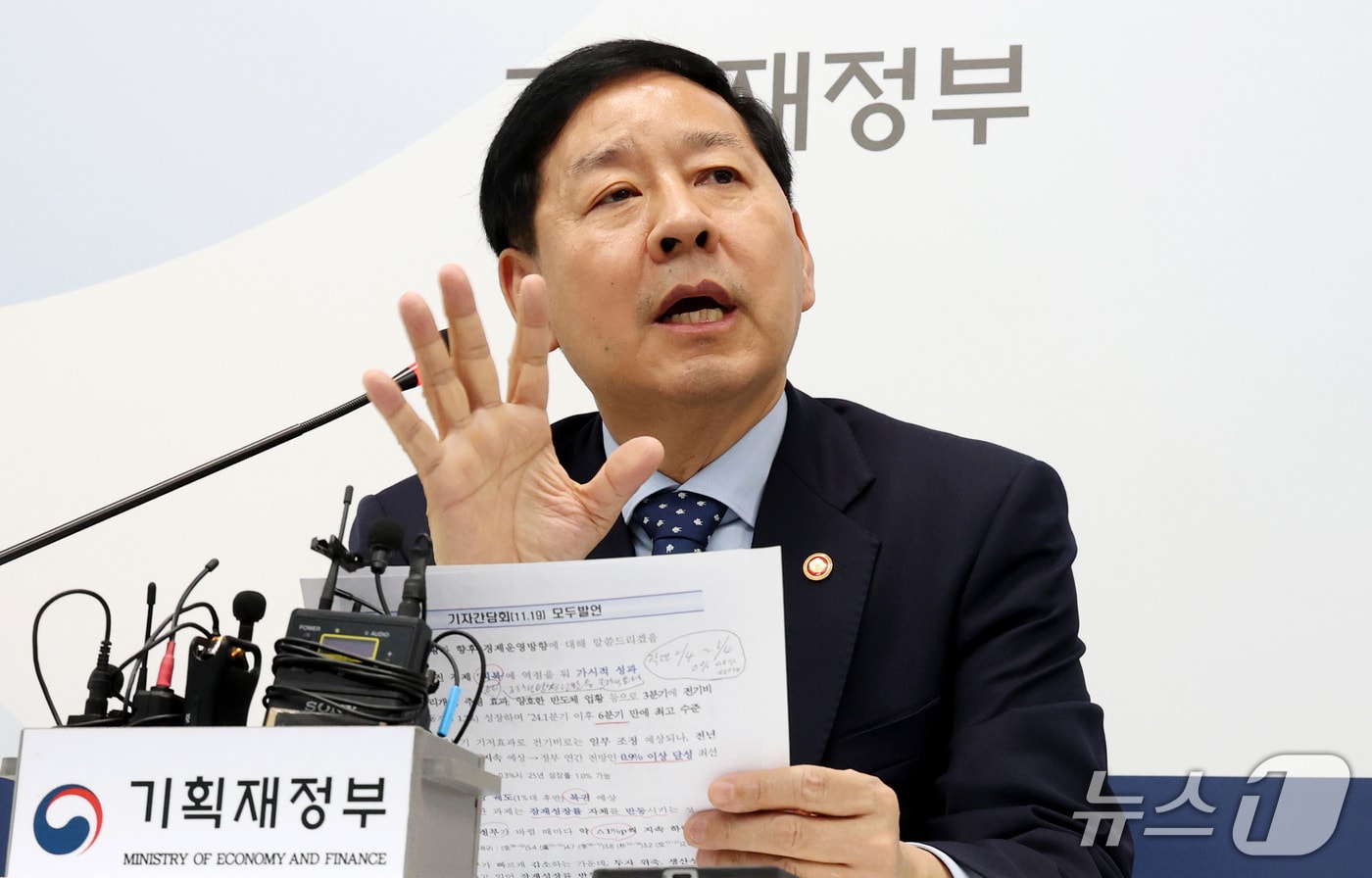 구윤철 부총리 겸 기획재정부 장관이 19일 세종시 정부세종청사에서 열린 출입기자단 감담회에서 취재진의 질문에 답하고 있다. 2025.11.19/뉴스1