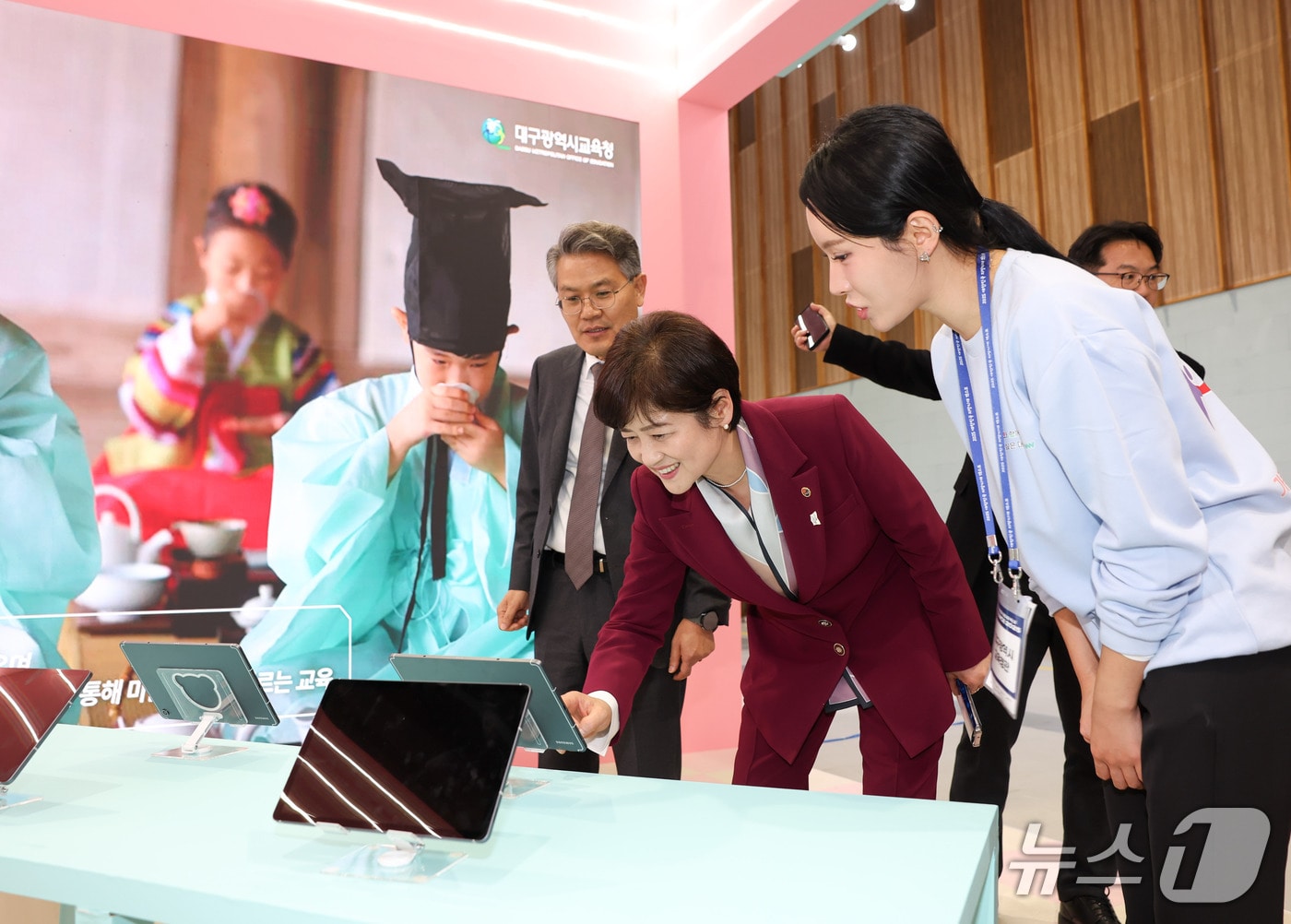 강은희 대구교육감이 19일 울산전시컨벤션센터에서 개막한 '2025 대한민국 지방시대 엑스포' 대구교육청 부스를 찾아 대구 교육정책과 관련된 영상을 보고 있다. (대구교육청 제공. 재판매 및 DB 금지) 2025.11.19/뉴스1