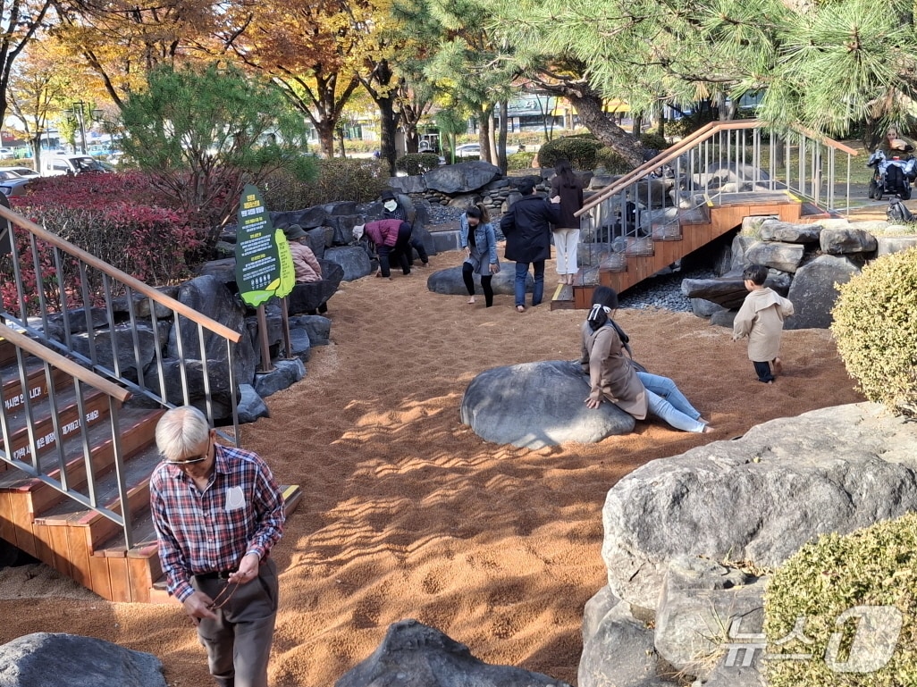 대구 수성못 솔숲광장에 조성된 맨발 걷기 힐링장'(대구 수성구 제공. 재판매 및 DB금지)