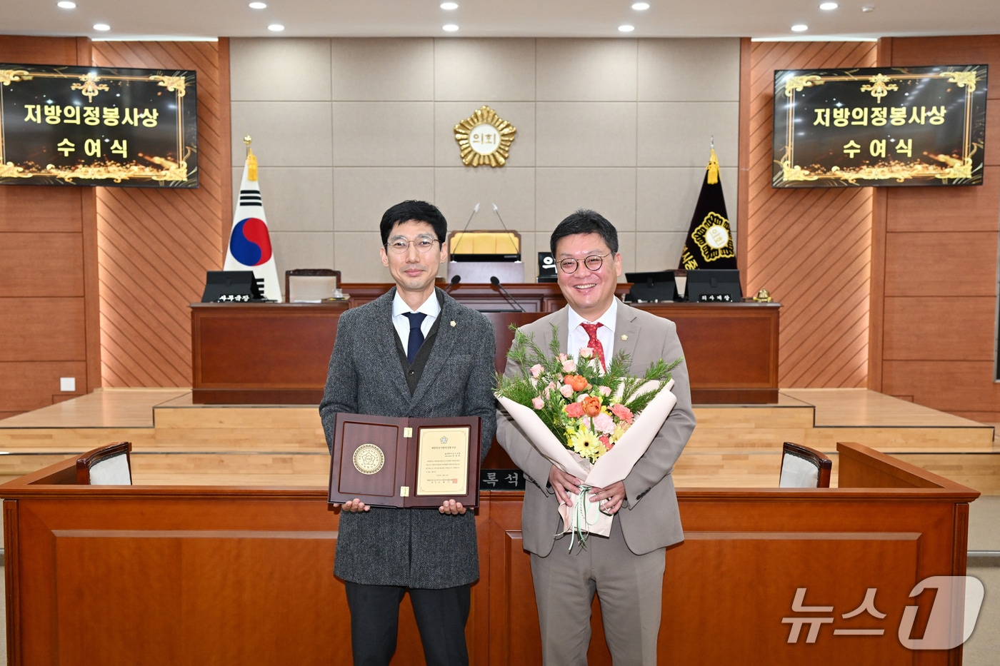 울산 중구의회 안영호 의원(왼쪽)이 '2025 대한민국 지방의정봉사상'을 수상했다.(울산 중구의회 제공. 재판매 및 DB금지)/뉴스1