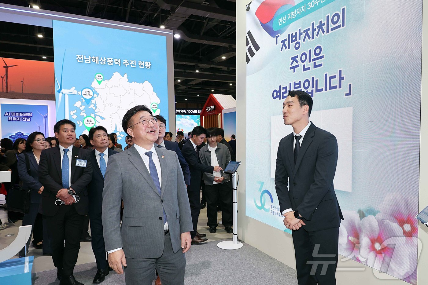 윤호중 행정안전부 장관이 19일 오후 울산전시컨벤션센터에서 열린 2025 대한민국 지방시대 엑스포 지방자치 및 균형발전의 날 기념식에 참석해, 지방자치 30주년 전시관을 둘러보고 있다. (행정안전부 제공. 재판매 및 DB 금지) 2025.11.19/뉴스1