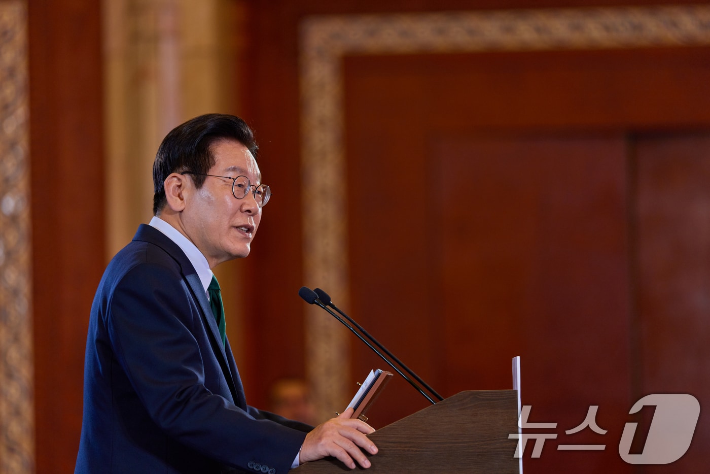 아랍에미리트&#40;UAE&#41;를 국빈 방문한 이재명 대통령이 17일&#40;현지 시간&#41; 아부다비의 한 호텔에서 열린 동포 만찬 간담회에서 인사말을 하고 있다. &#40;대통령실 제공. 재판매 및 DB 금지&#41; 2025.11.19/뉴스1 ⓒ News1 허경 기자