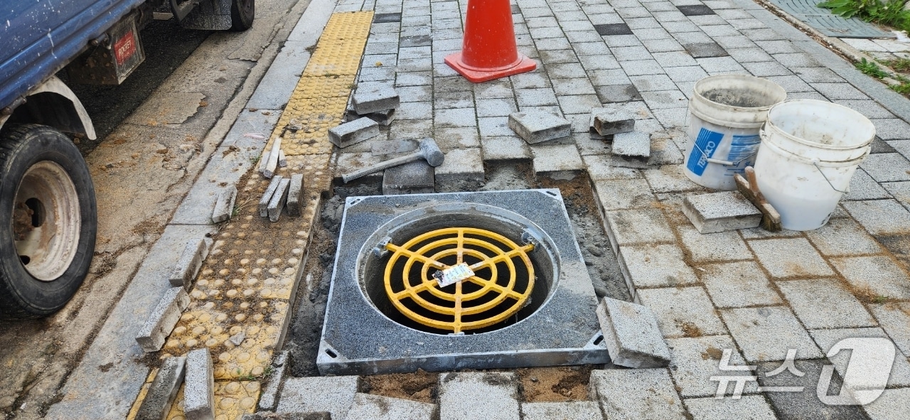 울산 동구 일산해수욕장 일대에 설치한 추락방지용 맨홀.(울산 동구 제공. 재판매 및 DB금지)/뉴스1