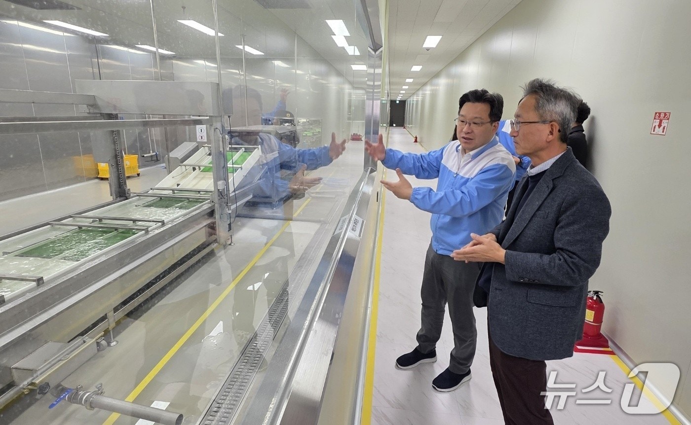 이경원 강원조달청장은 19일 홍천에 위치한 K-푸드 기업 '세준에프앤비' 찾아 공공조달시장 진입을 안내했다.(강원조달청 제공. 재판매 및 DB금지)/뉴스1