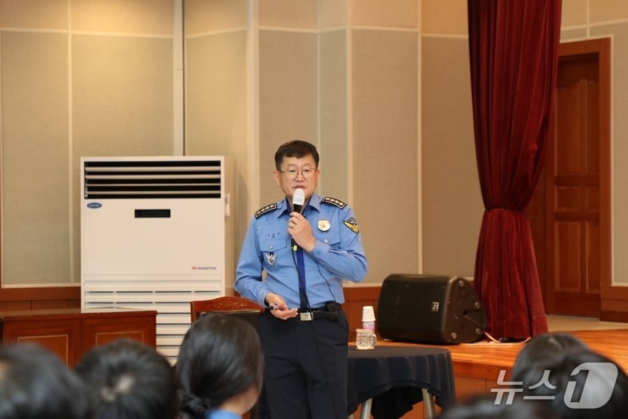 김용진 해양경찰청장이 19일 군산해양경찰서를 방문해 일선 직원들과 소통의 시간을 가졌다.&#40;군산해경 제공. 재판매 및 DB금지&#41;