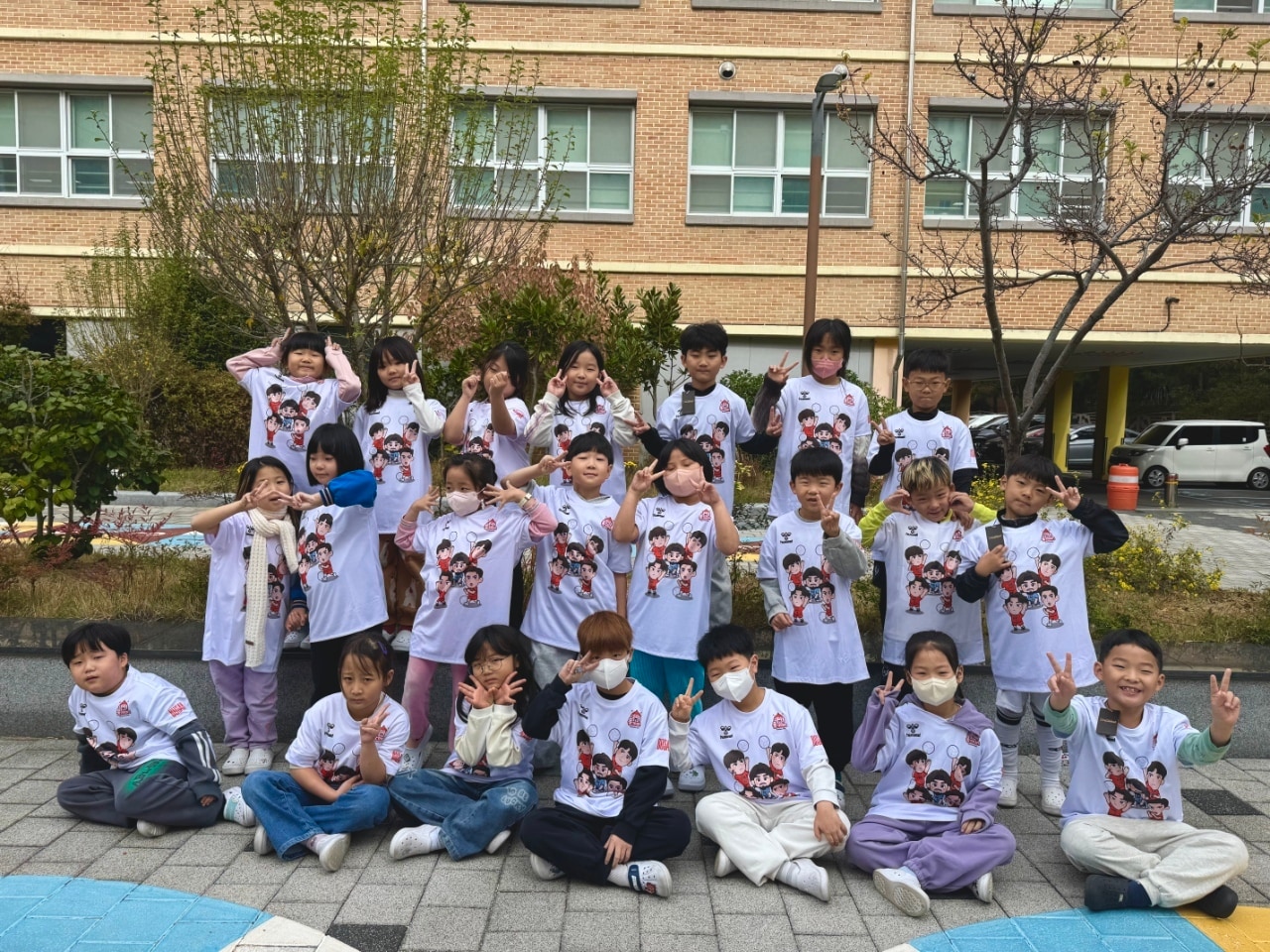 OK저축은행이 부산 초등학생에게 응원 티셔츠를 선물했다.&#40;OK저축은행 제공&#41; 