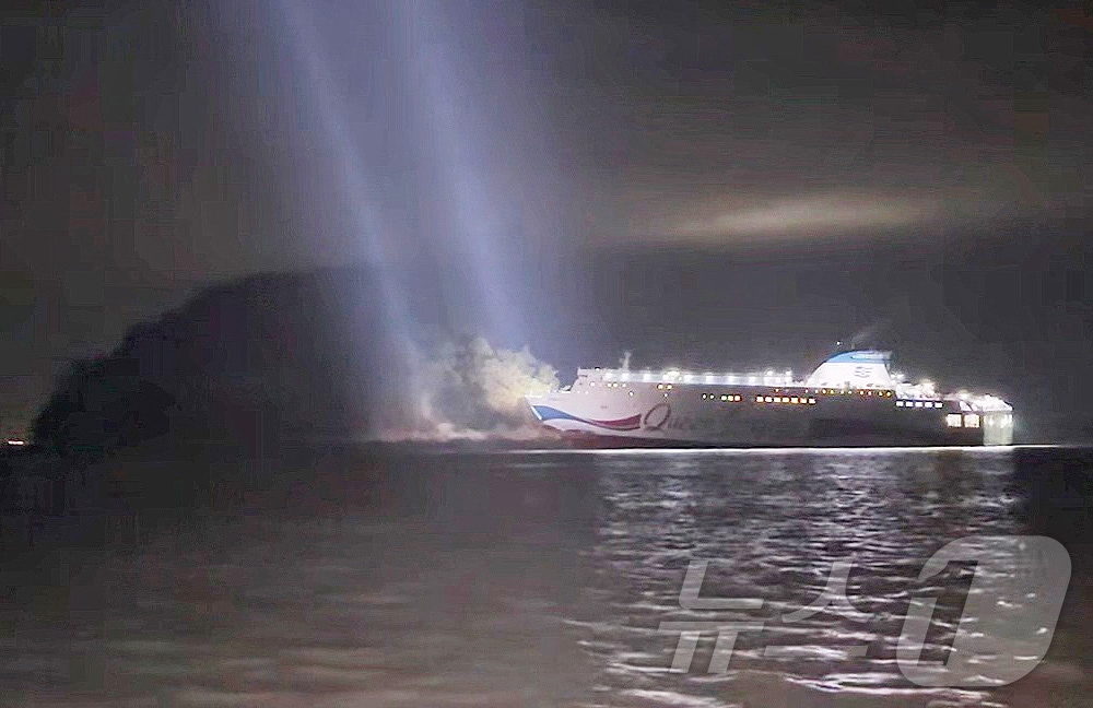 19일 오후 8시 17분쯤 전남 신안군 장산면 족도에 267명이 탑승한 여객선이 좌초돼 해경이 구조 작업을 벌이고 있다. (목포해경 제공. 재판매 및 DB 금지) 2025.11.19/뉴스1