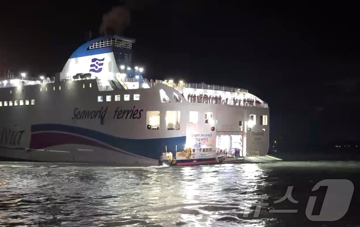 19일 오후 8시 16분쯤 전남 신안군 장산면 족도에 260여명이 탑승한 여객선이 좌초돼 해경이 구조 작업을 벌이고 있다. &#40;목포해경 제공. 재판매 및 DB 금지&#41; 2025.11.19/뉴스1