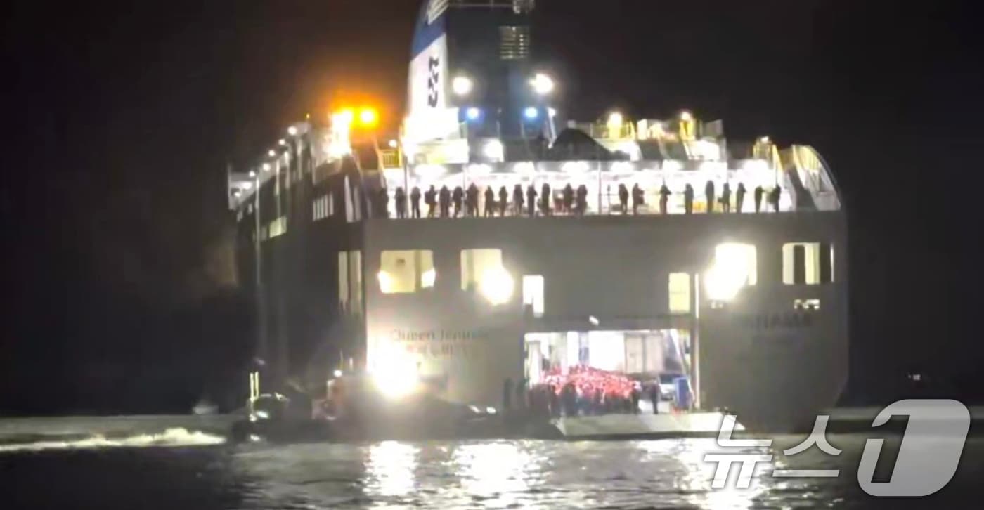 19일 오후 8시 16분쯤 전남 신안군 장산면 족도에 260여명이 탑승한 여객선이 좌초돼 해경이 구조 작업을 벌이고 있다. (목포해경 제공. 재판매 및 DB 금지) 2025.11.19/뉴스1