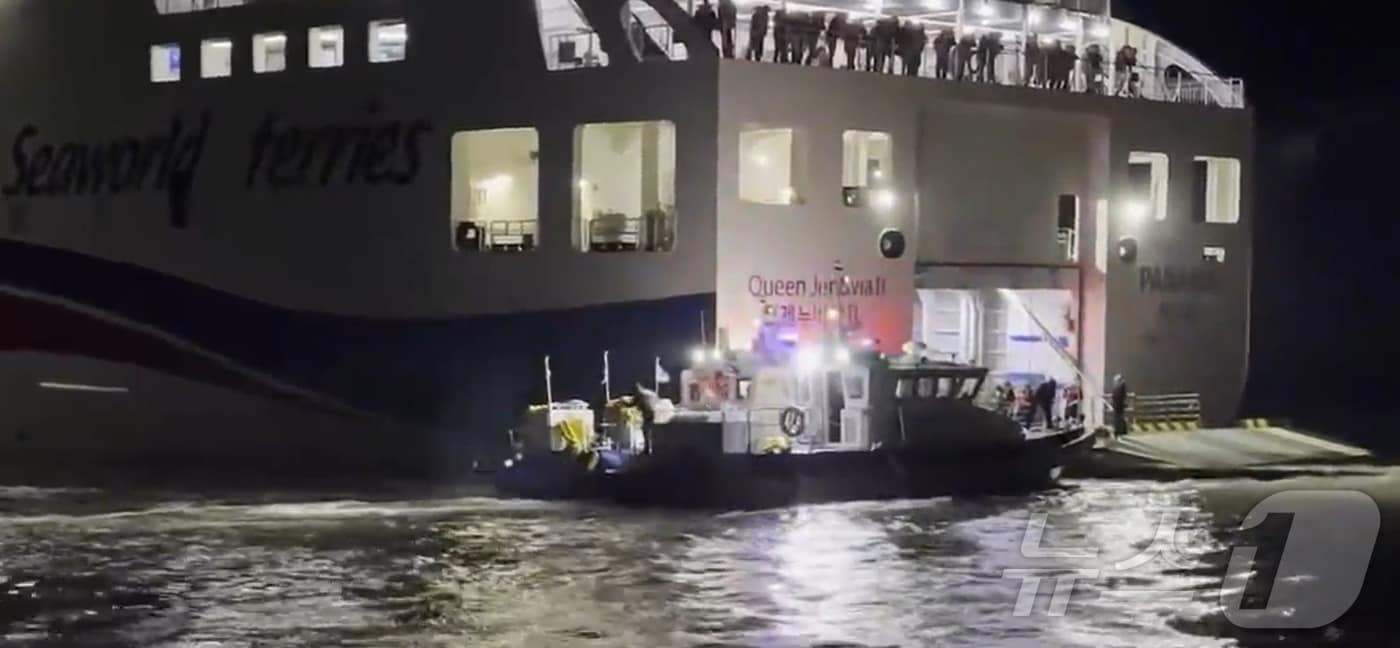 19일 오후 8시 16분쯤 전남 신안군 장산면 족도에 260여명이 탑승한 여객선이 좌초돼 해경이 구조 작업을 벌이고 있다. (목포해경 제공. 재판매 및 DB 금지) 2025.11.19/뉴스1