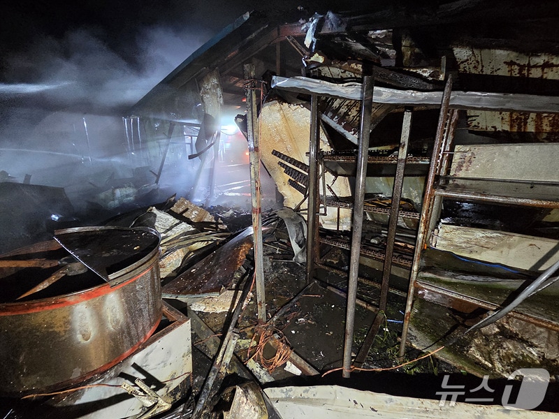 천안 동남구 돈사 화재 현장. (천안동남소방서 제공, 재판매 및 DB금지) / 뉴스1
