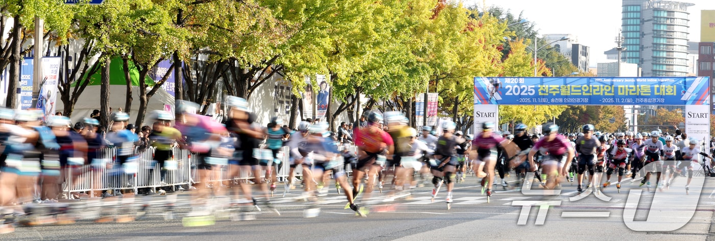 2일 전북 전주시 전주종합경기장 일원에서 열린 제20회 2025 전주 월드 인라인 마라톤 대회에 참가한 선수들이 힘차게 질주하고 있다. 2025.11.2/뉴스1 ⓒ News1 유경석 기자