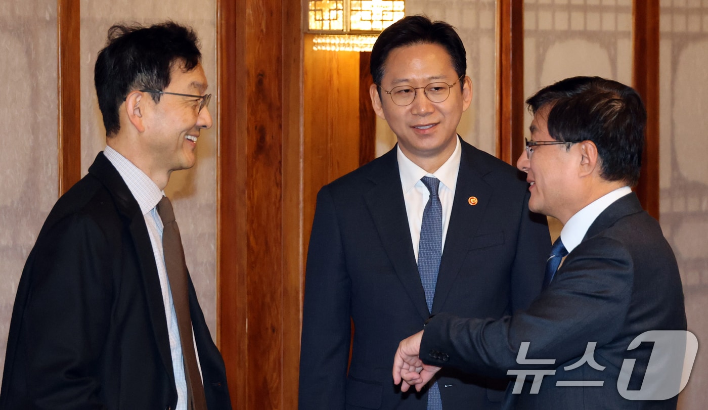 윤창렬 국무조정실장(왼쪽부터)과 배경훈 과학기술정보통신부 장관, 김성환 기후에너지환경부 장관이 서울 종로구 삼청동 총리공관에서 열린 제2회 3+@(알파) 회의 전 대화를 나누고 있다. 2025.11.2/뉴스1 ⓒ News1 황기선 기자