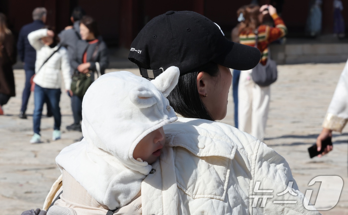 추위가 찾아온 2일 오후 서울 종로구 경복궁을 찾은 어린이가 털모자를 쓰고 있다. 기상청은 이날 밤 9시부터 서울과 경기, 인천, 충청, 전북, 경상 서부 등에 한파주의보를 발령한다고 밝혔다. 2025.11.2/뉴스1 ⓒ News1 장수영 기자