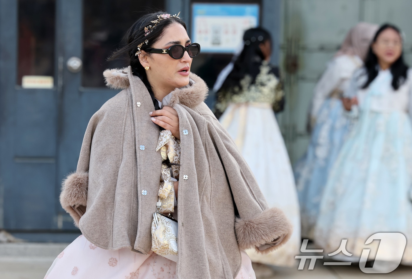 추위가 찾아온 2일 오후 서울 종로구 경복궁을 찾은 외국인 관광객이 겉옷을 입고 있다. 기상청은 이날 밤 9시부터 서울과 경기, 인천, 충청, 전북, 경상 서부 등에 한파주의보를 발령한다고 밝혔다. 2025.11.2/뉴스1 ⓒ News1 장수영 기자