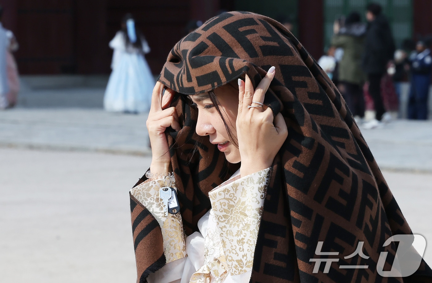 추위가 찾아온 2일 오후 서울 종로구 경복궁을 찾은 외국인 관광객이 목도리로 머리를 감싸고 있다. 기상청은 이날 밤 9시부터 서울과 경기, 인천, 충청, 전북, 경상 서부 등에 한파주의보를 발령한다고 밝혔다. 2025.11.2/뉴스1 ⓒ News1 장수영 기자