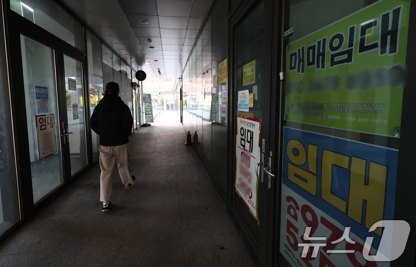 서울 시내 한 아파트 단지 내 상가에 임대문의가 게시된 모습. (자료사진)뉴스1 ⓒ News1 김도우 기자