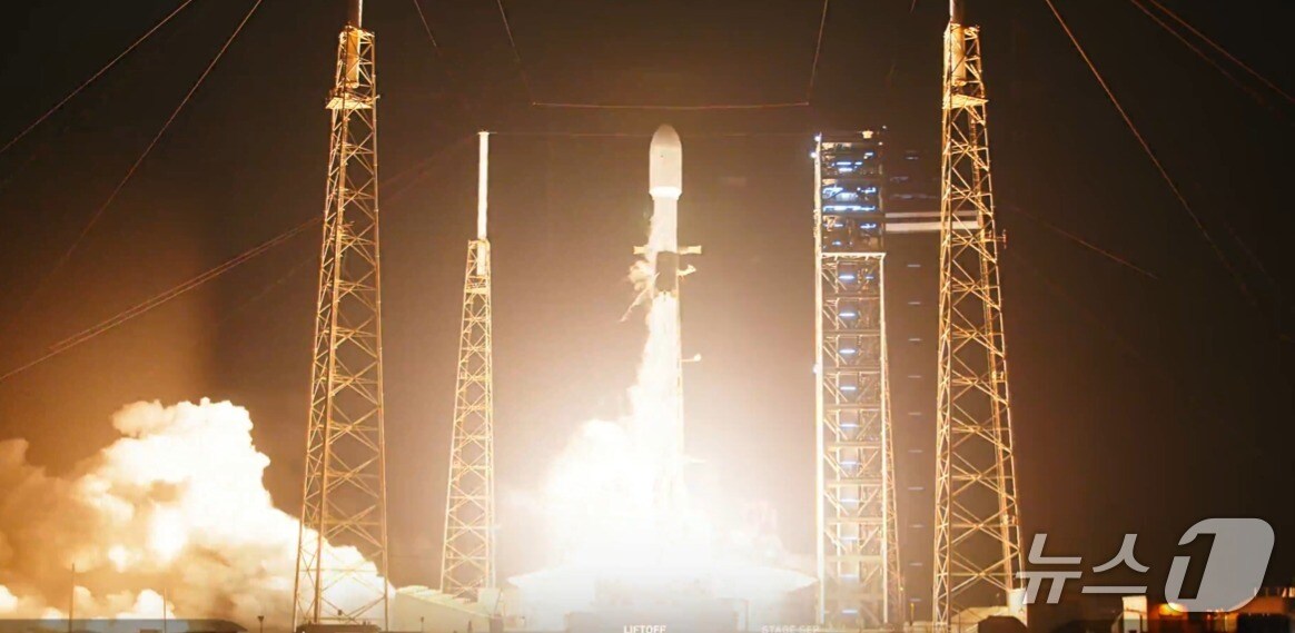 2일 미국 플로리다주 케이프커내버럴 우주군 기지에서 우리 군의 군사정찰위성 5호기가 발사됐다. &#40;스페이스 X 제공&#41;