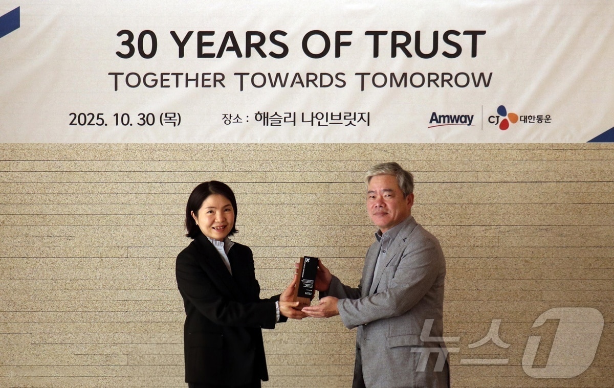 경기도 여주 해슬리 나인브릿지에서 개최된 CJ대한통운-한국암웨이 물류협업 30주년 기념행사에서 신은자 한국암웨이 대표&#40;왼쪽&#41;와 신영수 CJ대한통운 대표가 기념사진을 찍고 있다.&#40;CJ대한통운 제공&#41; ⓒ News1