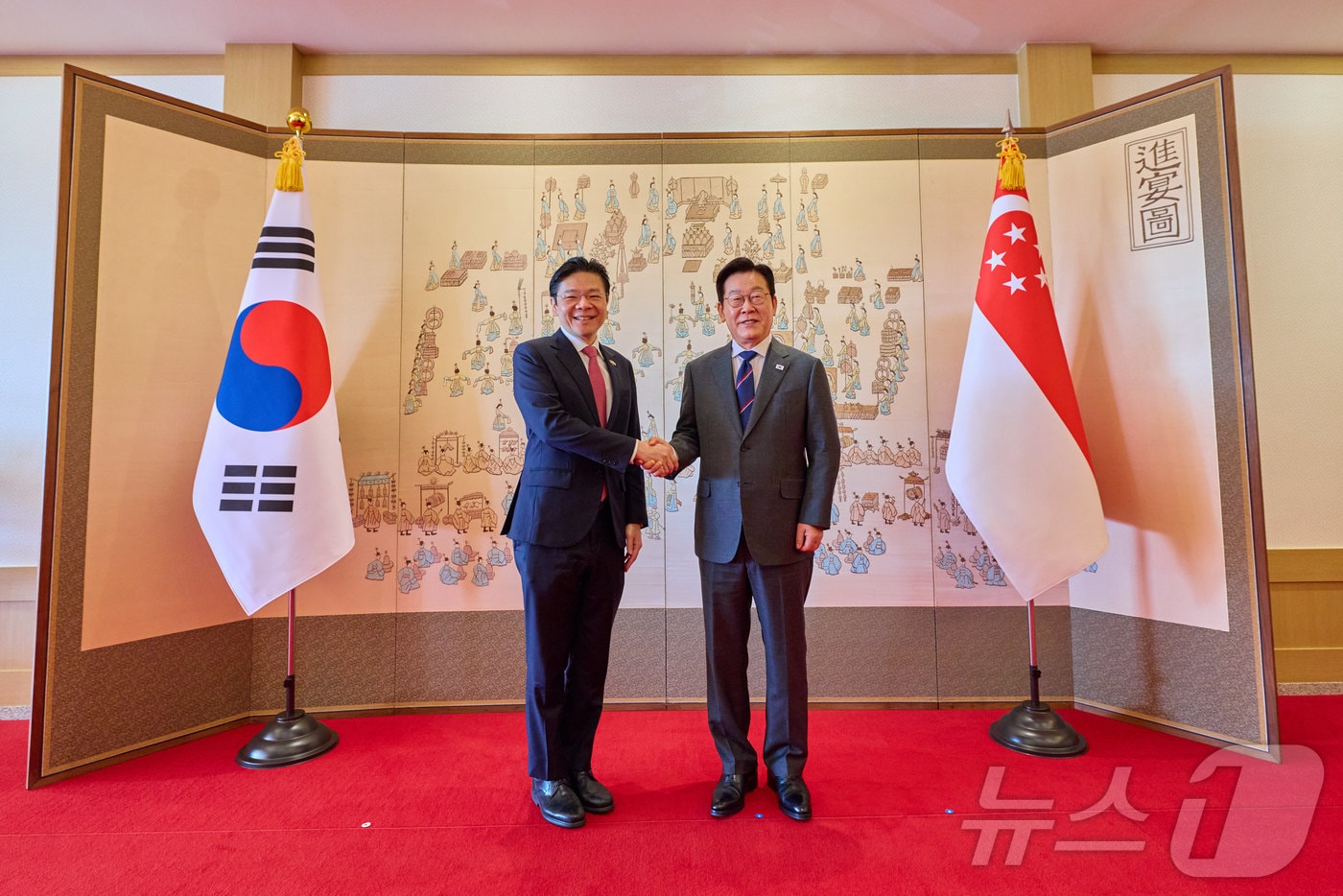 이재명 대통령과 로렌스 웡 싱가포르 총리가 2일 서울 용산 대통령실 청사에서 한-싱가포르 정상회담 기념촬영을 하고 있다. (대통령실 제공. 재판매 및 DB 금지) 2025.11.2/뉴스1 ⓒ News1 이재명 기자